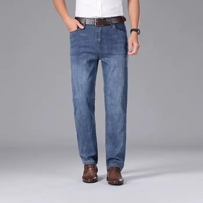 Jean droit ample et léger pour homme, collection été 2026, avec badge classique, style décontracté c