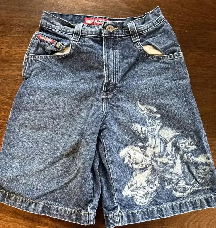 Shorts en jean foncé pour homme, coupe ample, broderie fleur de cerisier sur la poche arrière, longu