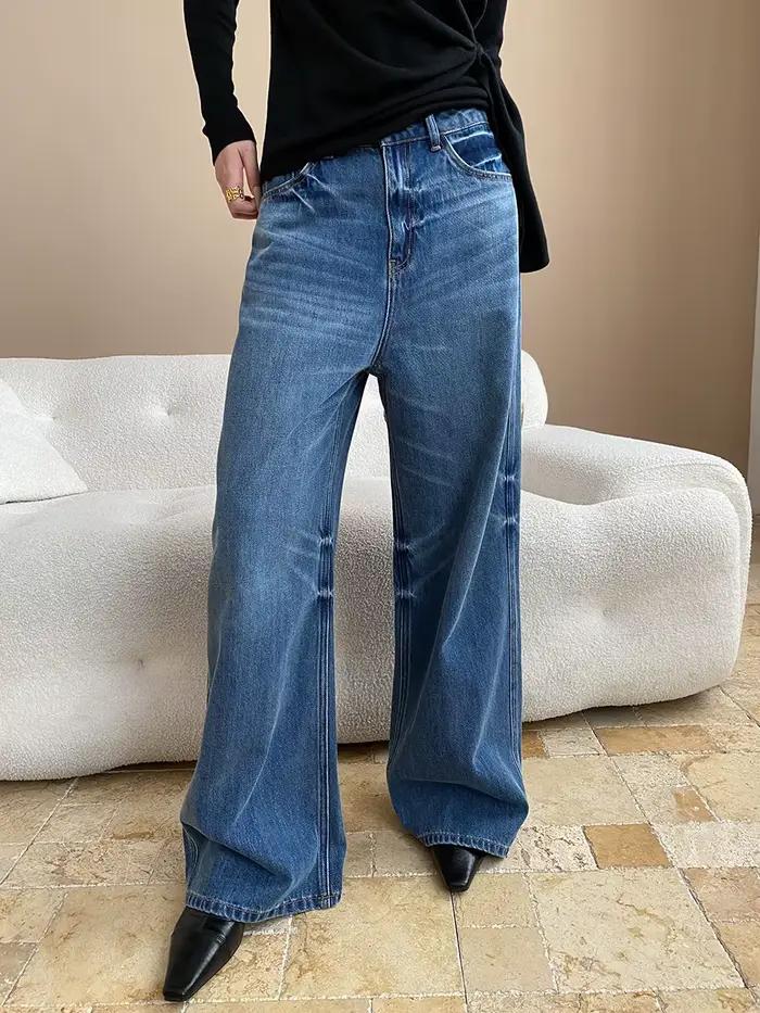 Conception de déconstructiviste relaxante avec jeans à jambes larges taille haute délavés à la coutu