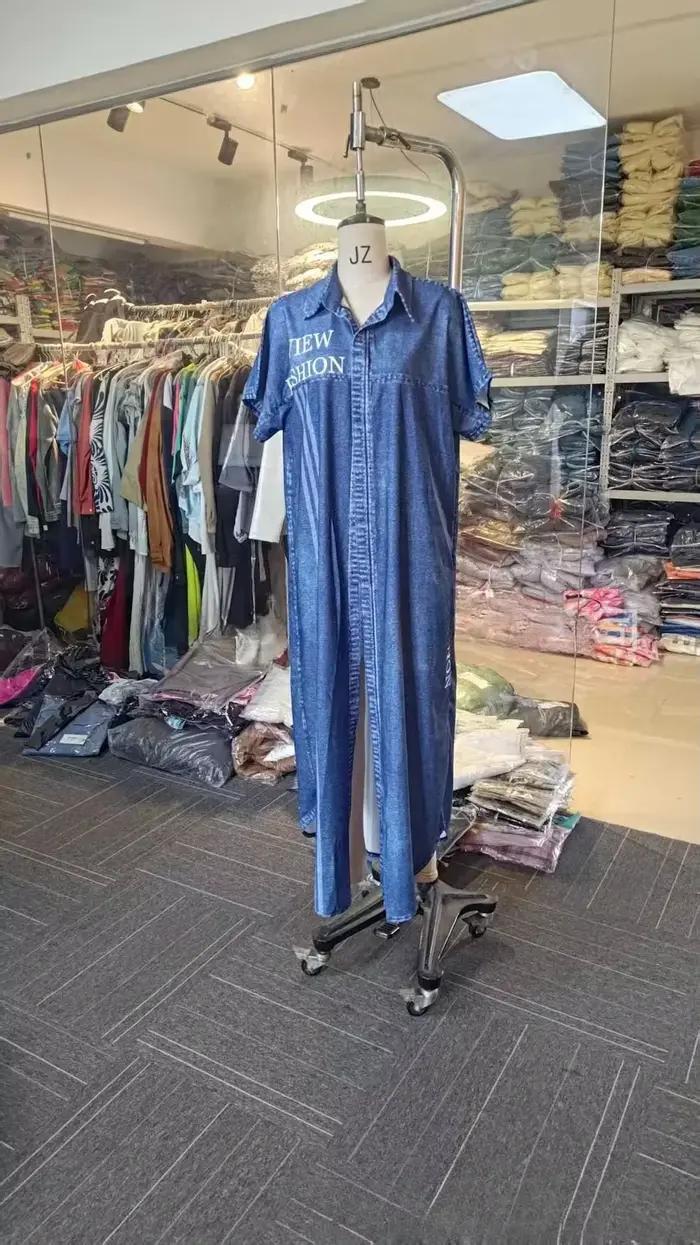 Robe en jean femmes robes longues lettre imprimer robes simple boutonnage col rabattu en détresse maxi robe été une ligne 2025 occassions printemps été style décontracté