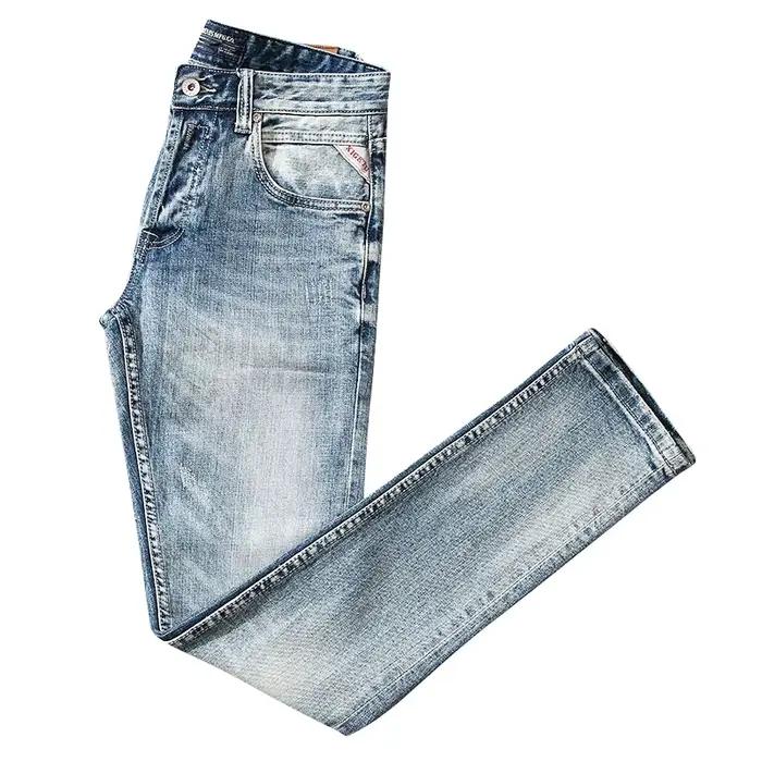 Style italien mode hommes jean rétro bleu clair coupe ajustée déchiré