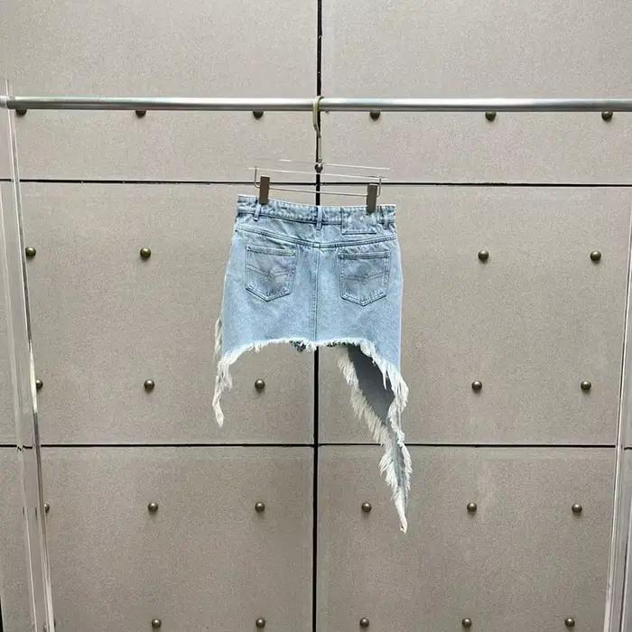 Shorts en jean asymétriques à bords effilochés pour femme