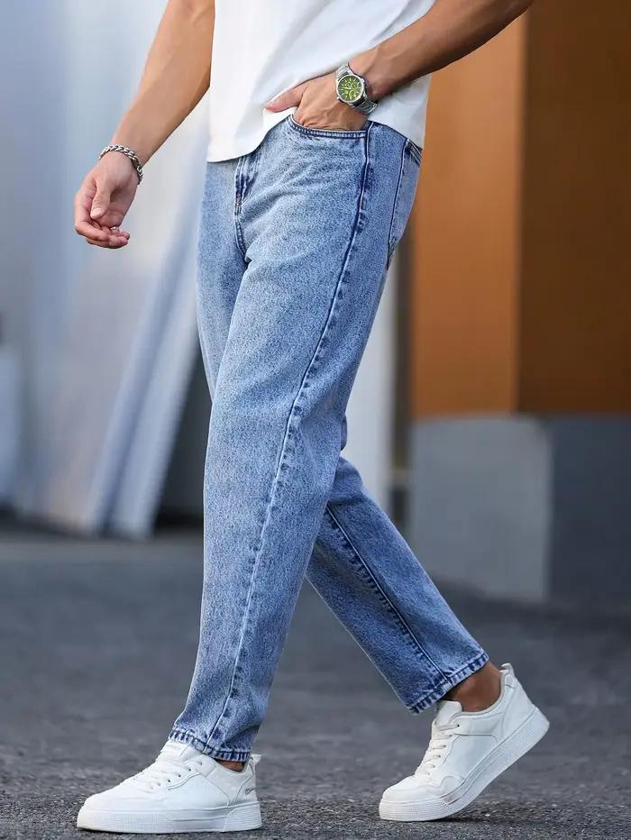 Les pantalons en denim délavé bleu clair pour hommes sont simples