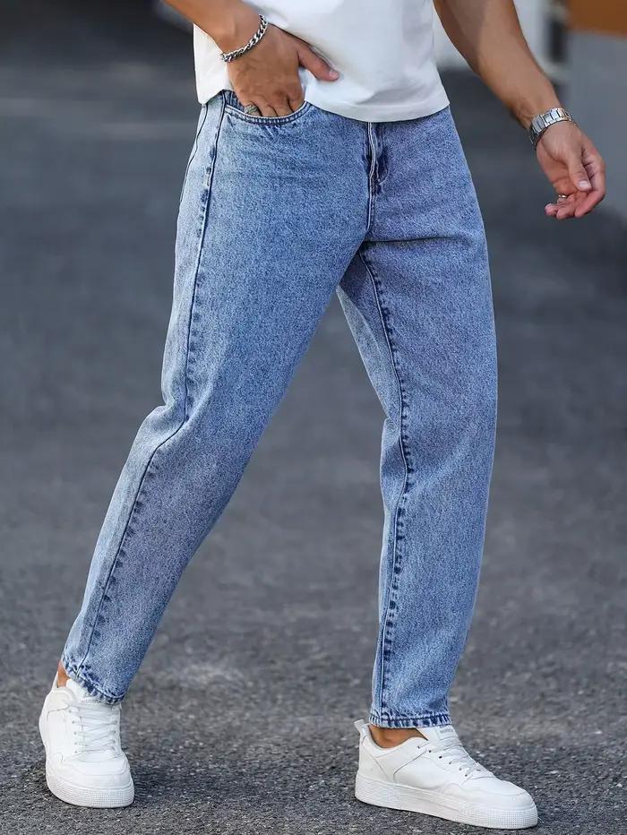 Les pantalons en denim délavé bleu clair pour hommes sont simples