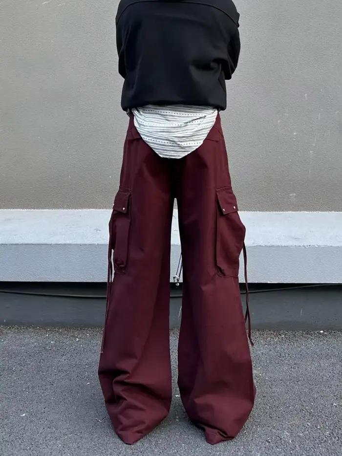 Pantalon cargo baggy plissé noir avec rivets