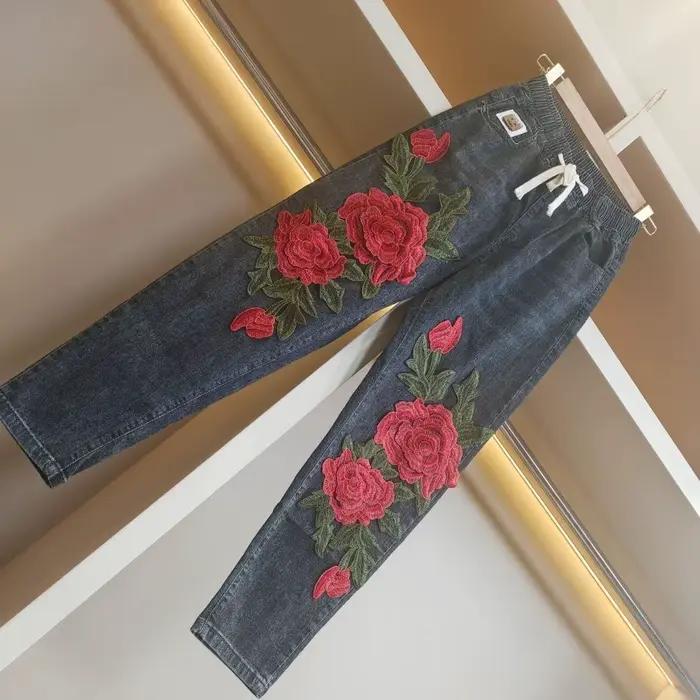 Pantalon en Denim brodé de fleurs