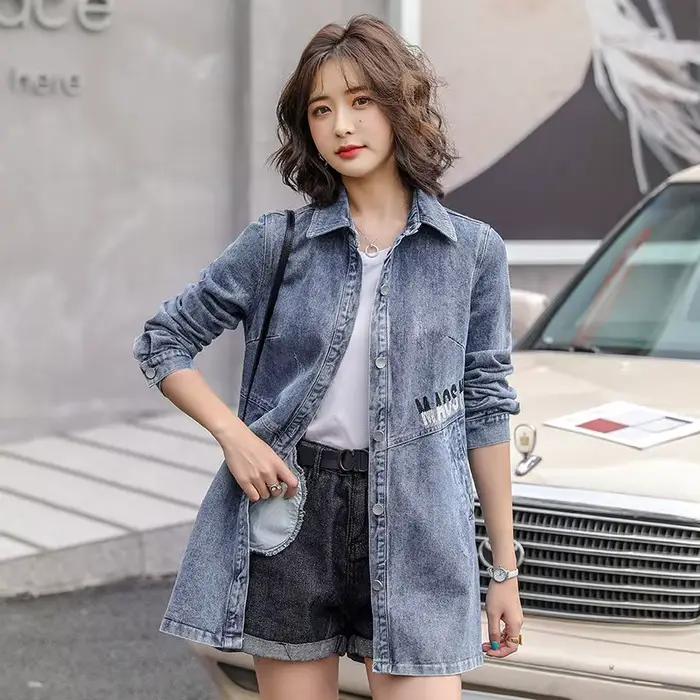 Veste en jean longue brodée bleue pour femme