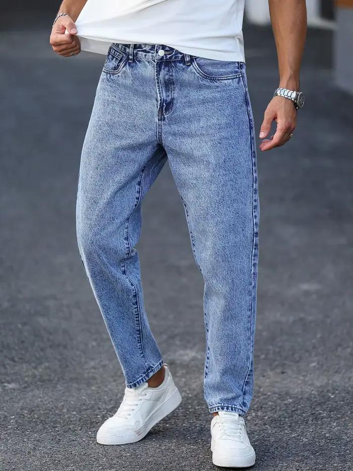 Les pantalons en denim délavé bleu clair pour hommes sont simples