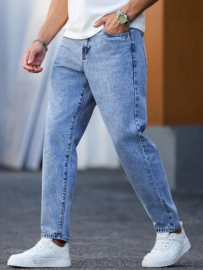Les pantalons en denim délavé bleu clair pour hommes sont simples