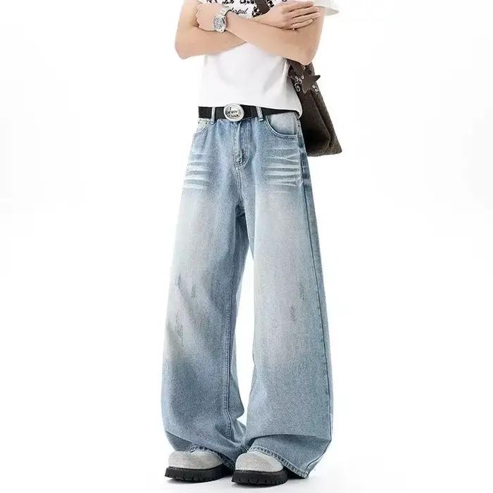 Jean déchiré Y2K vintage avec rivets et lettres imprimées pour homme – Coupe droite décontractée
