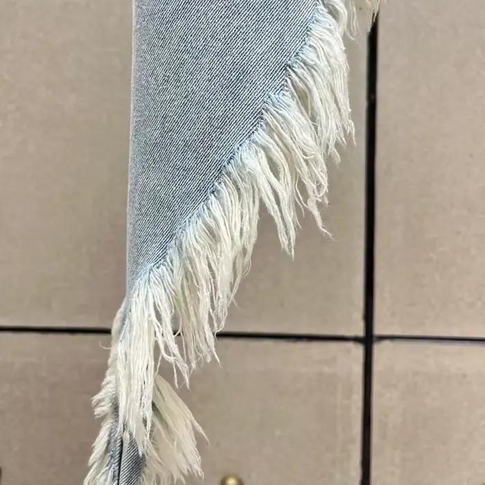 Shorts en jean asymétriques à bords effilochés pour femme