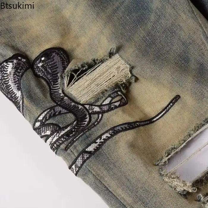 Nouveau Jean en Denim Brodé Serpent pour Homme 2026 – Bleu Vintage avec Patch en Cuir Effet Peau