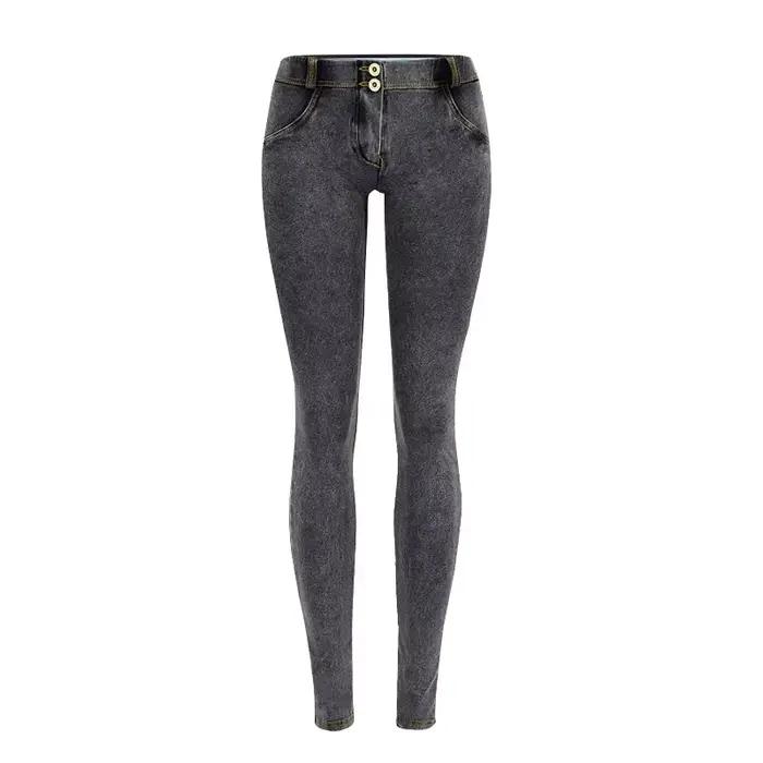Jeans moulants taille basse pour femmes