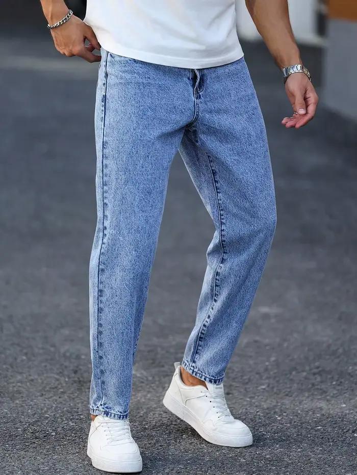 Les pantalons en denim délavé bleu clair pour hommes sont simples