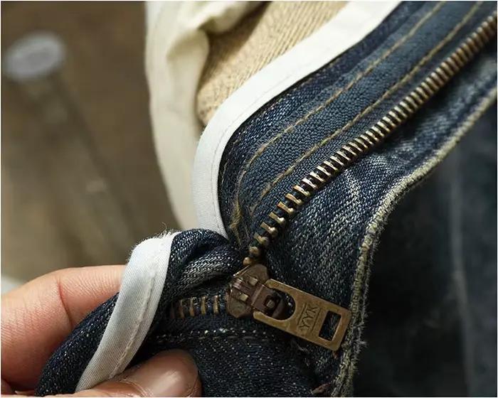 Jeans rétro japonais pour hommes avec un design ample et une légère élasticité