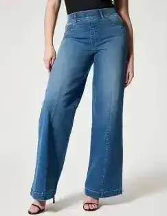 Jean à jambes larges sur le devant