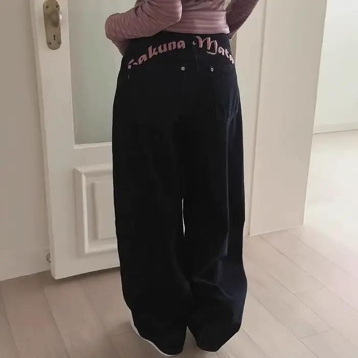 Jean taille haute avec lettres brodées au dos pour femme