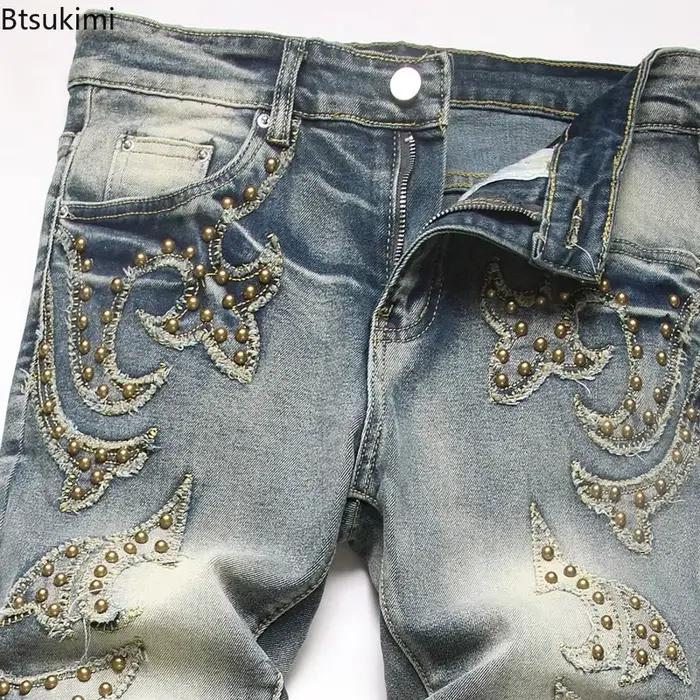 Nouveau Jean Slim Boot Cut en Denim pour Homme 2026 – Pantalon Extensible Bleu avec Rivets et Patchs Style Punk, Coupe Évasée, Tendance Streetwear
