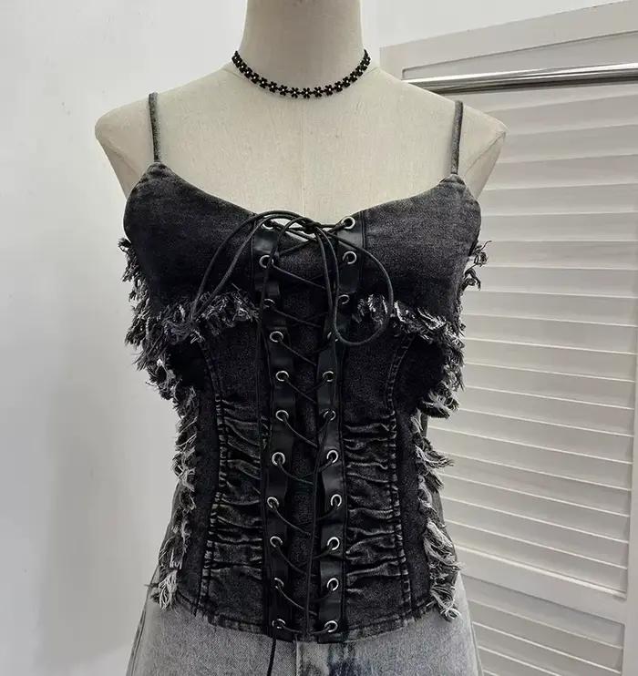 Débardeur court à lacets en denim vieilli vintage pour tenues superposées et bord brut