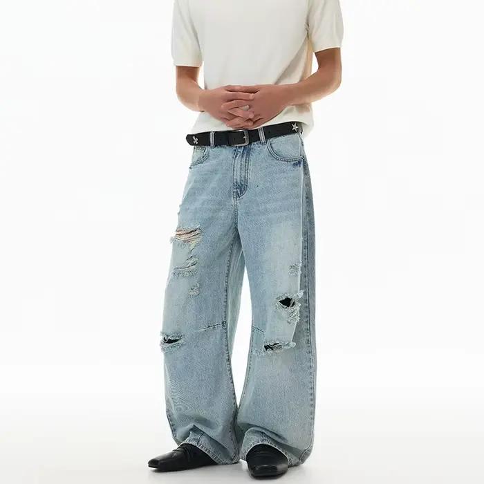 Jean déchiré bleu clair délavé tendance été 2026 pour hommes et femmes, coupe droite incurvée