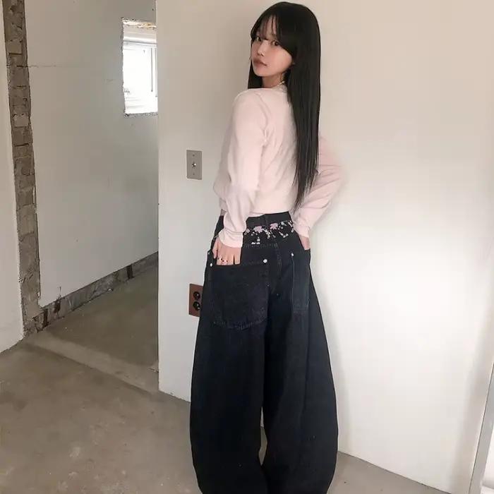 Jean ample taille haute à motif brodé fleurs de cerisier