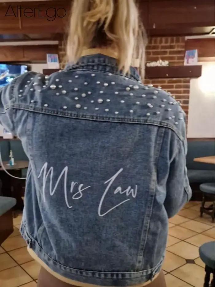 Veste en jean personnalisée Pearl Mrs pour mariage, enterrement de vie de jeune fille, cadeau de fête de poule, demoiselle d'honneur, occassions spéciales avec perles et détails vintage