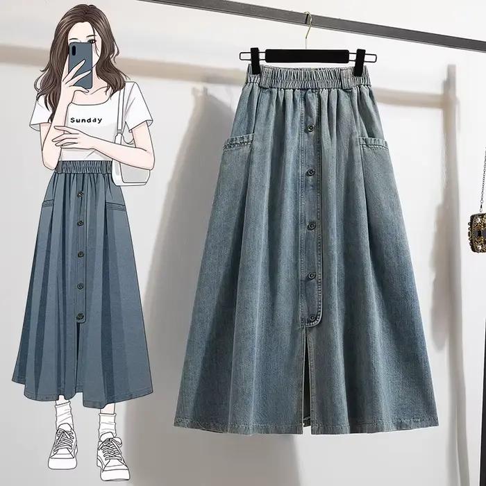 Jupe demi-corps en denim délavé de couleur unie. Une nouvelle