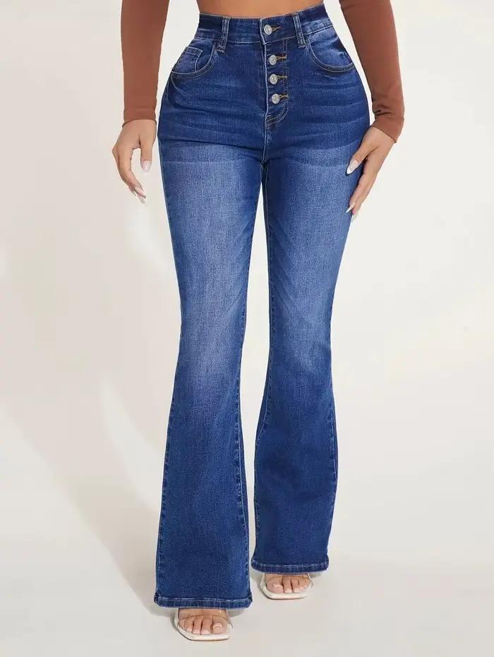 Jean évasé femme 2026 en denim stretch, coupe bootcut, taille haute, effet usé, poches boutonnées, pantalon streetwear pour femmes toutes saisons