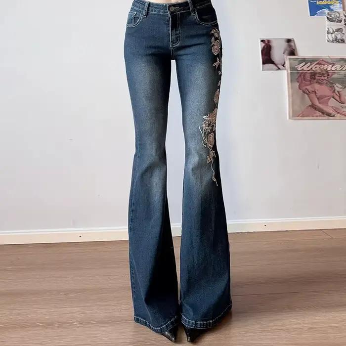 Jeans évasés brodés de roses pour femme
