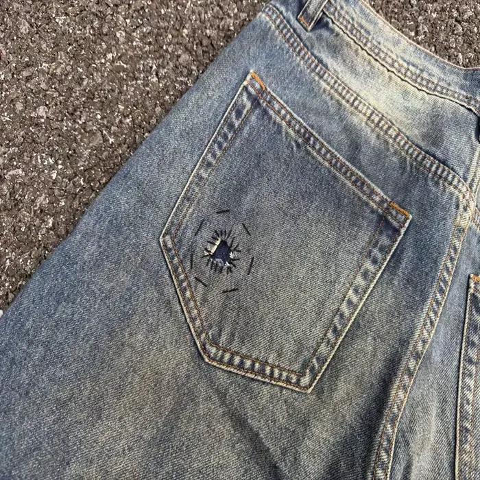 Jeans évasés déchirés et vieillis avec patchs cousus main