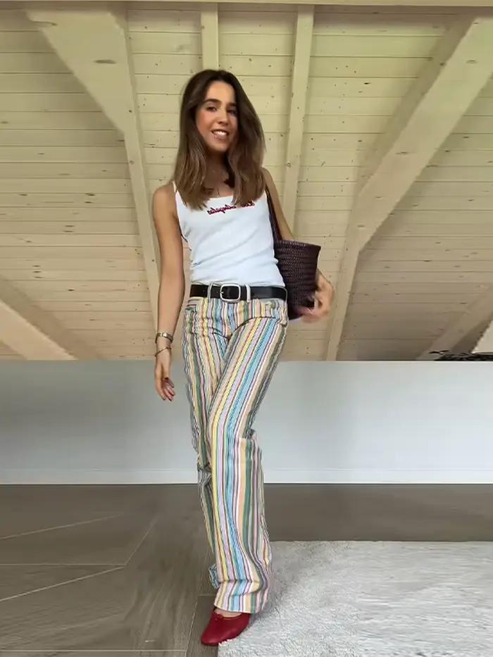 Pantalon large en jean tressé à rayures colorées effet arc-en-ciel taille basse coupe droite pour femme – Collection Printemps-Été 2026 Chic et Décontracté