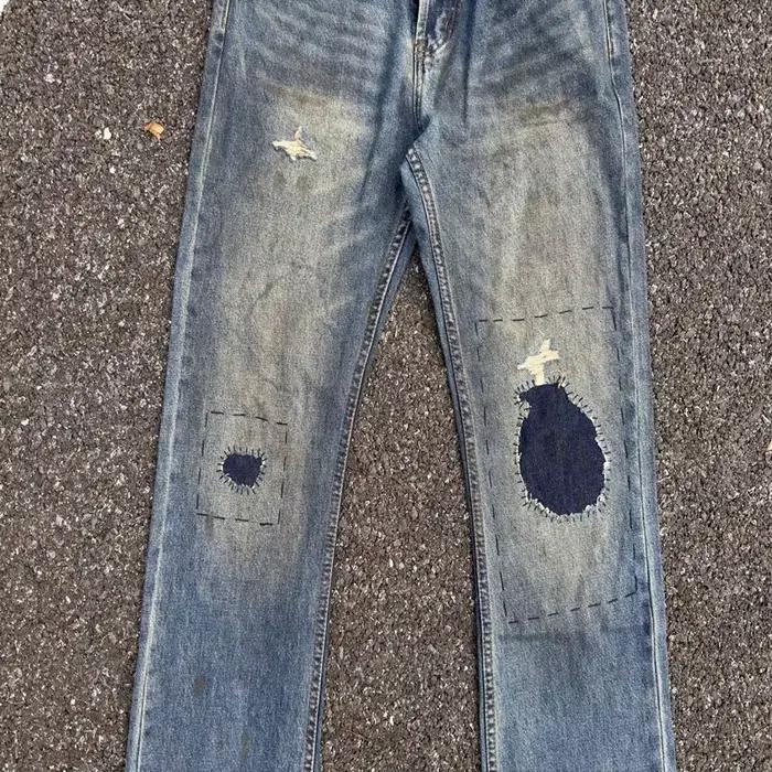 Jeans évasés déchirés et vieillis avec patchs cousus main