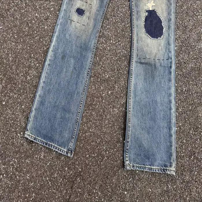 Jeans évasés déchirés et vieillis avec patchs cousus main