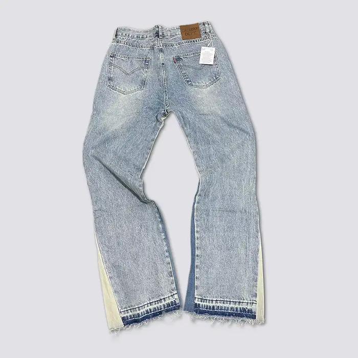 Jeans pattes d'éléphant en denim délavé et usé avec patchwork