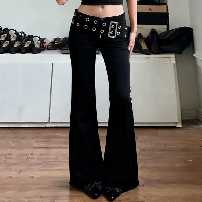 Jean évasé noir pour femme avec ceinture à œillets
