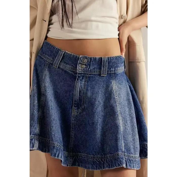 Jupe en jean tendance été 2026 taille haute et ajustée aux hanches