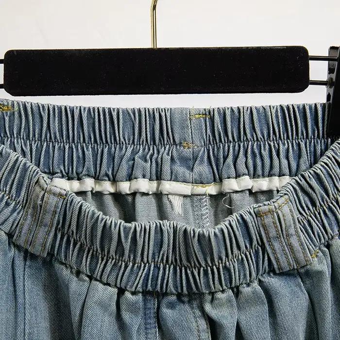 Jupe demi-corps en denim délavé de couleur unie. Une nouvelle