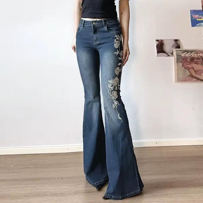 Jeans évasés brodés de roses pour femme