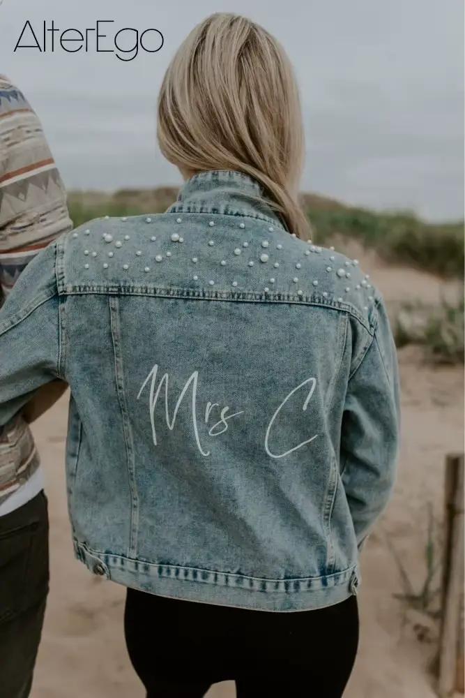 Veste en jean personnalisée Pearl Mrs pour mariage, enterrement de vie de jeune fille, cadeau de fête de poule, demoiselle d'honneur, occassions spéciales avec perles et détails vintage