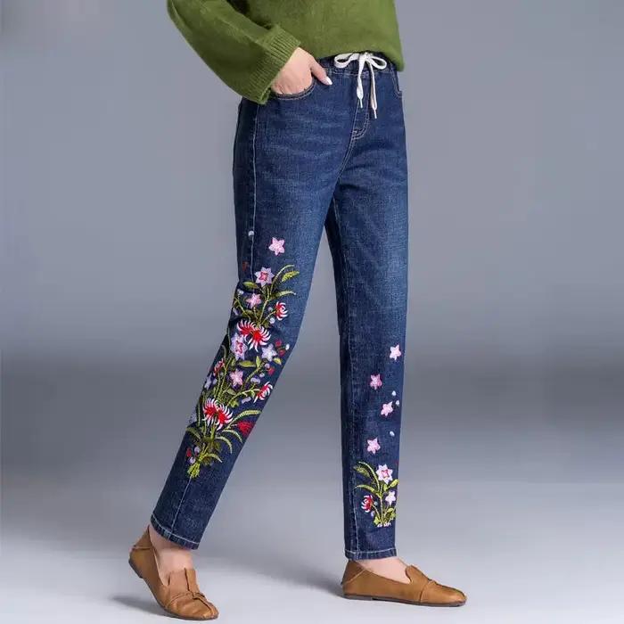 Jean en denim bleu clair avec broderie pour femme
