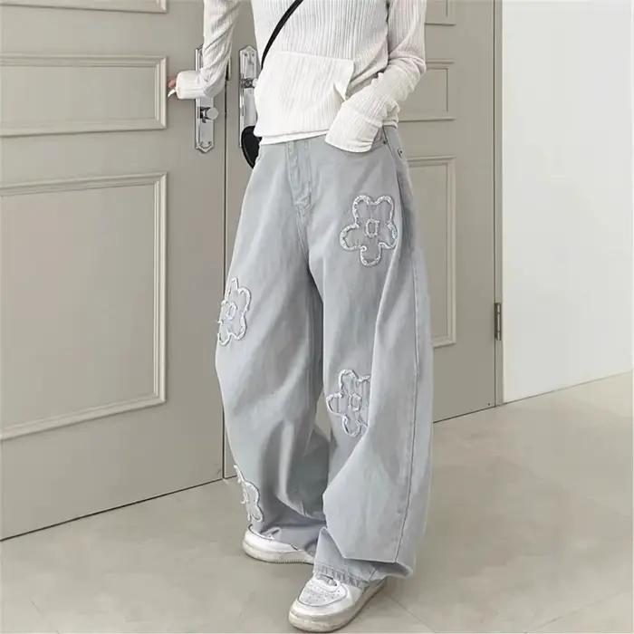 Jean vintage délavé brodé avec silhouette brodée