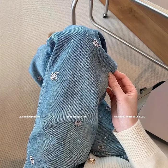 Jean brodé couleur claire pour femme
