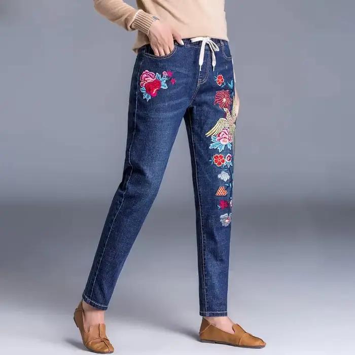 Jean en denim bleu clair avec broderie pour femme