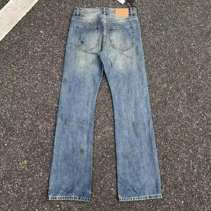 Jeans évasés déchirés et vieillis avec patchs cousus main