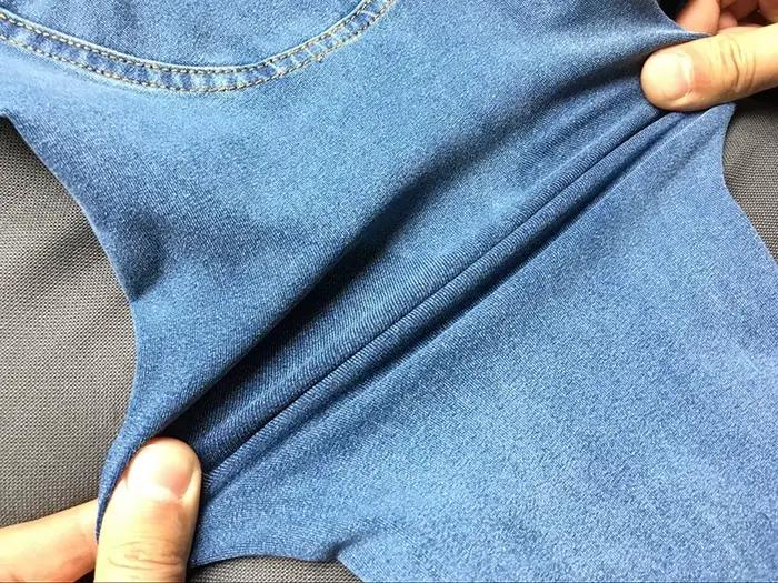 Jeans moulants taille basse pour femmes