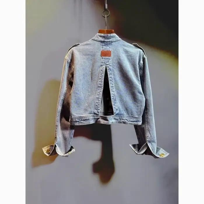 Blouson en jean court rétro pour femme avec boucle dorée distinctive – Nouvelle collection confortable