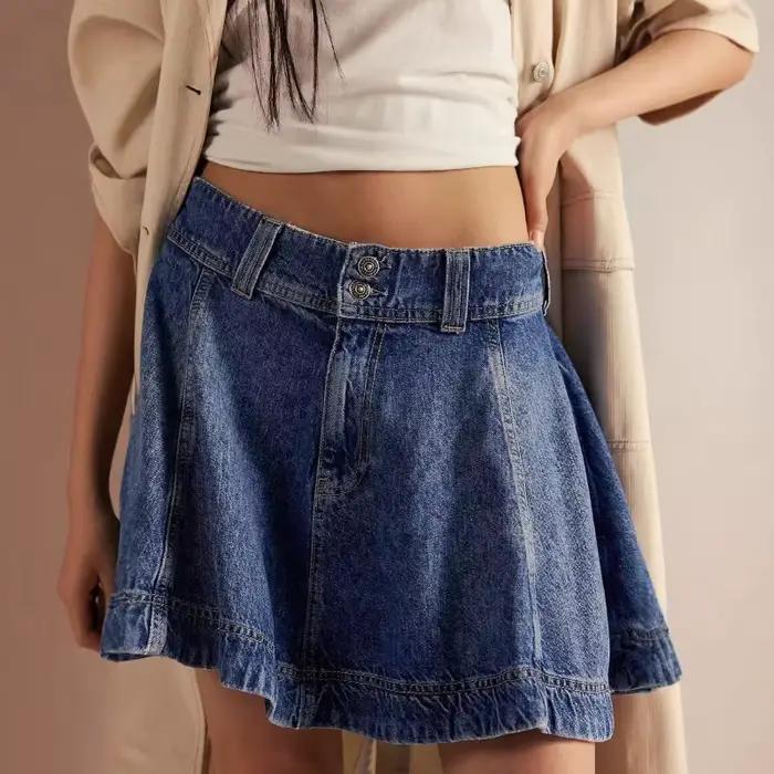 Jupe en jean tendance été 2026 taille haute et ajustée aux hanches