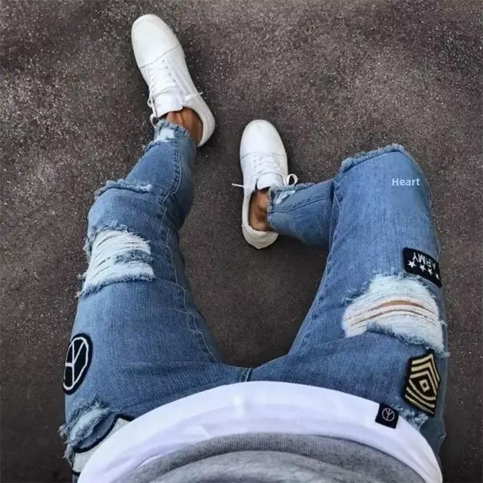 Jeans en denim slim décontractés avec détails déchirés et badge 4X pour homme occassions décontractées et événements informels