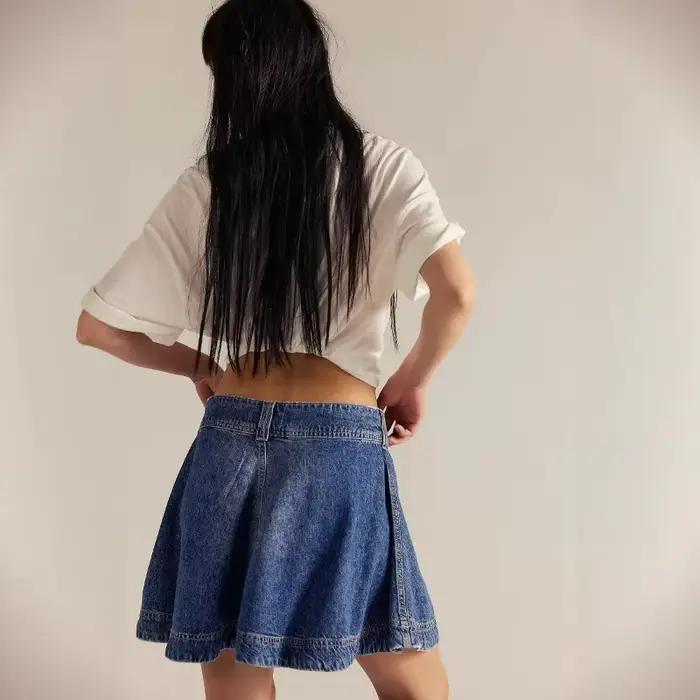 Jupe en jean tendance été 2026 taille haute et ajustée aux hanches