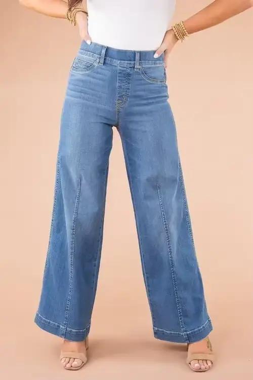 Jean à jambes larges sur le devant